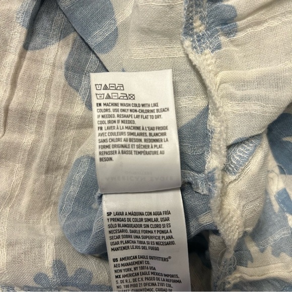 American Eagle Blue and White Floral V Neck Tie Front Crop Top, Size Small - Picture 9 of 11